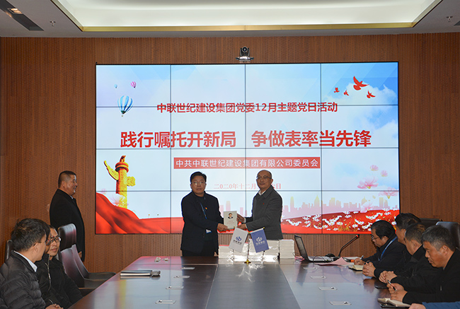 3、發放習近平治國理政書籍-恢復的.jpg